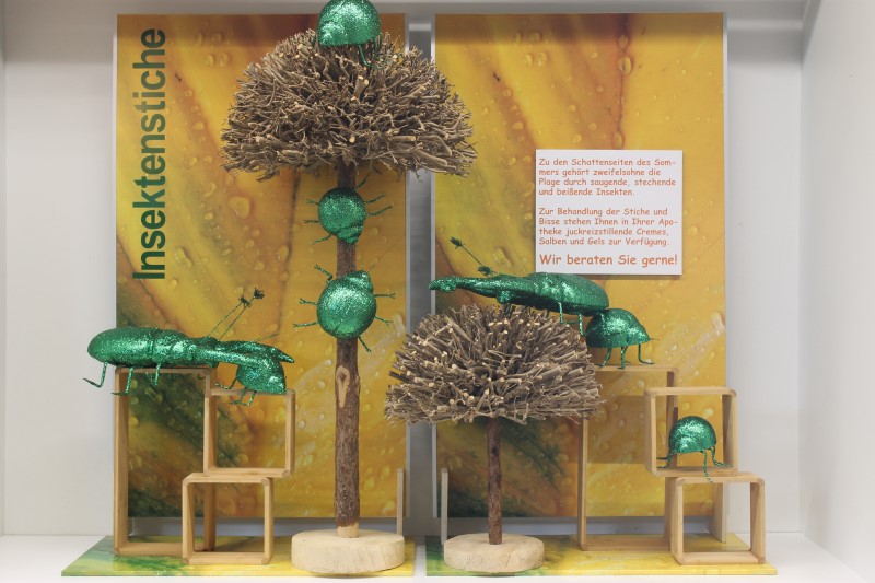 Schaufenster-Dekorationen und Werbegestaltung für Apotheken, Schaufenster-Dekorationen, Werbegestaltung, Dekoration, Autobeschriftung » Sommer-Dekorationen